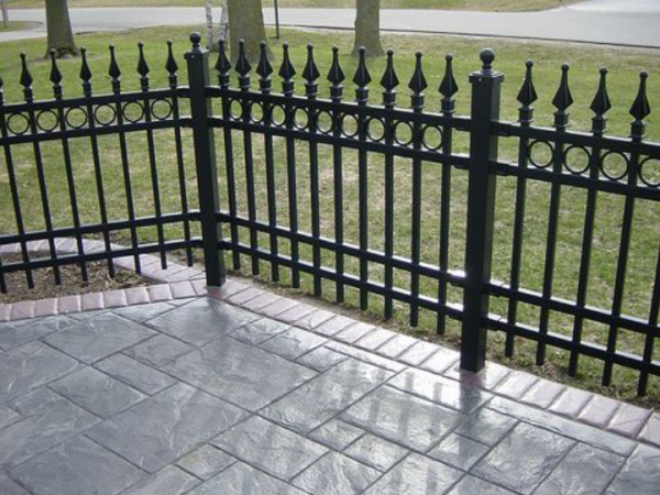 Pagar dengan kombinasi panel beton dan besi cor